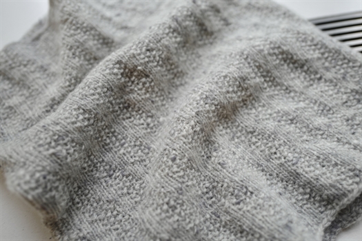 HALSRØR I FORSKUDT PERLERIB designet af Inga Walløe